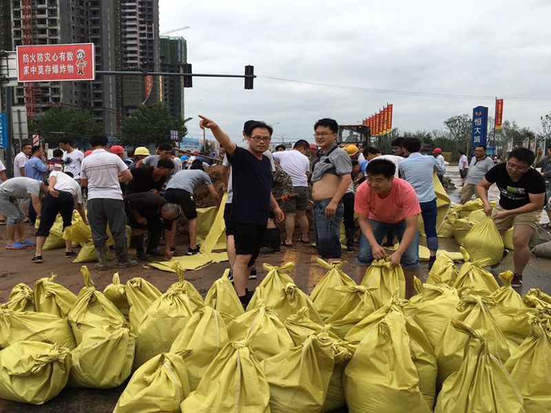 2016年7月20日，集團(tuán)公司組織員工參與“安陽7·19特大洪水”搶險救災(zāi)工作。